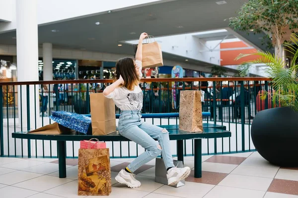 Concepto de venta al por menor, gesto y venta - adolescente sonriente con muchas bolsas de compras en el centro comercial. concepto de compra —  Fotos de Stock