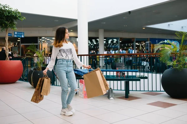 Vásárlás, boldogság és az emberek koncepció-mosolygó stílusos tizenéves lány bevásárló táskák. vásárlási koncepció — Stock Fotó