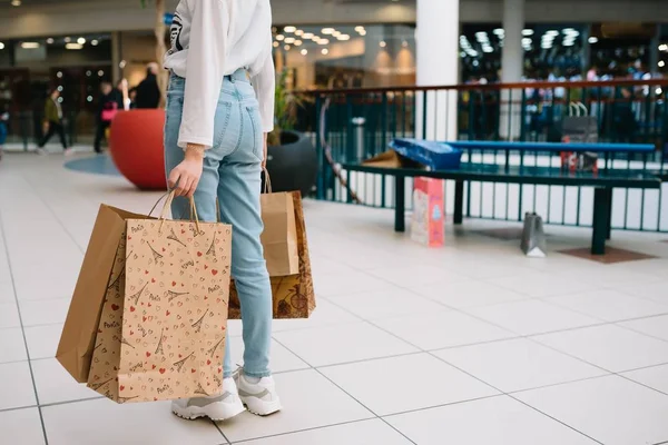 Tiempo de compras, primer plano de las piernas de las adolescentes con bolsas de compras en el centro comercial — Foto de Stock