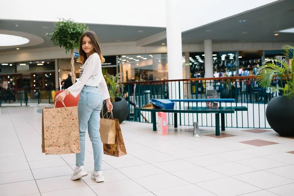 Время покупок, крупный план ног девочки-подростка с сумками в торговом центре — стоковое фото