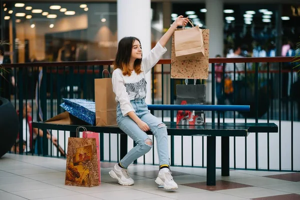 쇼핑 시간, 쇼핑몰에서 쇼핑 가방십대 소녀. 쇼핑 컨셉 — 스톡 사진