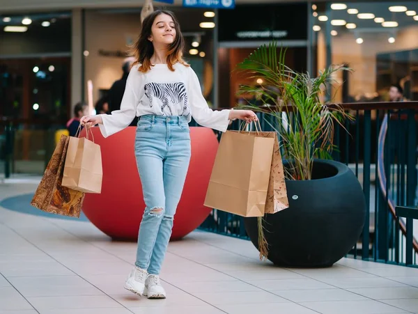 Tiempo de compras, chica adolescente con bolsas de compras en el centro comercial. Concepto de compras —  Fotos de Stock