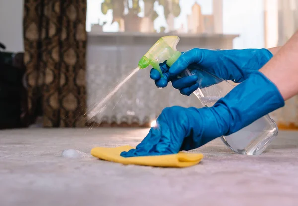 Mensen, huishoudelijk werk en huishouden concept-close-up van de vrouw in rubberen handschoenen met doek en derergent spray schoonmaken tapijt thuis. Close-up van de vrouw met doek reiniging tapijt — Stockfoto