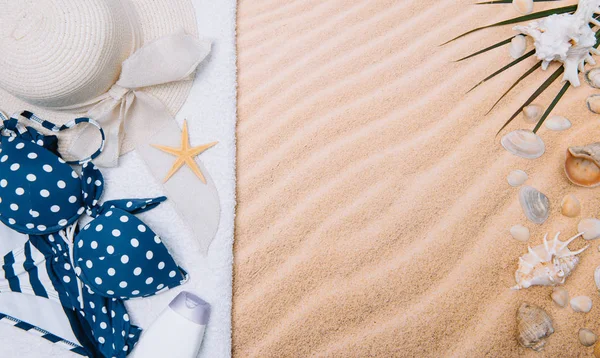 Bovenaanzicht van het zandstrand met handdoek frame en zomer accessoires. Achtergrond met kopie ruimte en zichtbaar zand textuur. Linkerrand gemaakt van handdoek — Stockfoto