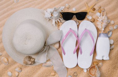 Kabukları ve havlu çerçeve ve yaz aksesuarları ile kumlu plaj üst görünümü. Kopyalama alanı ve görünür kum dokusu ile arka plan. havlu dan yapılmış sol sınır