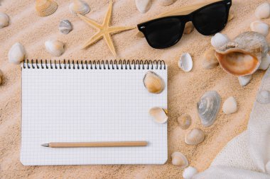 tatil, seyahat ve yaz kavramı - defter ile deniz kabuğu Plajı kum üzerinde