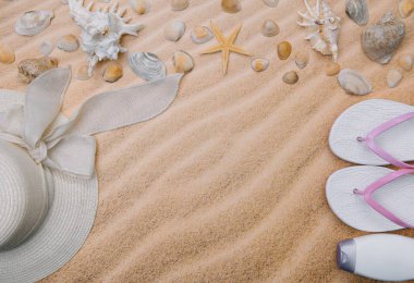 Kabukları ve havlu çerçeve ve yaz aksesuarları ile kumlu plaj üst görünümü. Kopyalama alanı ve görünür kum dokusu ile arka plan. havlu dan yapılmış sol sınır