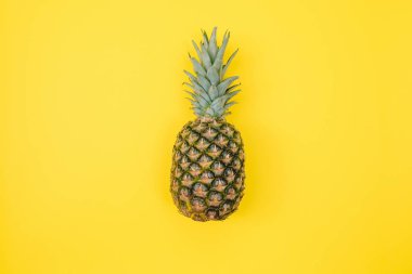 Katı sarı arka plan üzerinde taze ananas