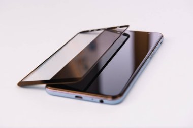 Temperli cam kalkanlı akıllı telefon, film ekran kapağı .protector kavramları fikirler. beyaz arka plan