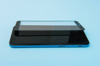 Temperli cam kalkanlı akıllı telefon, film ekran kapağı .protector kavramları fikirler. mavi arka plan