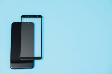 Temperli cam kalkanlı akıllı telefon, film ekran kapağı .protector kavramları fikirler. mavi arka plan