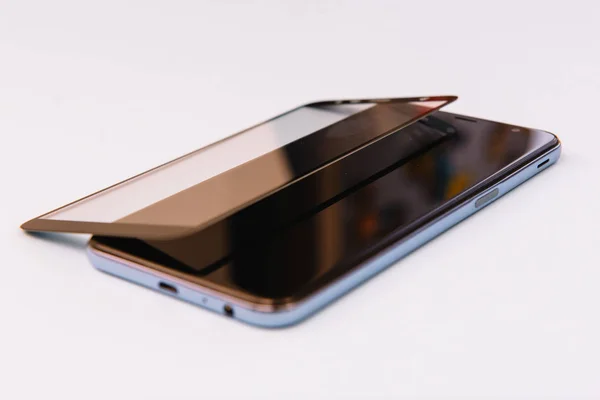 Teléfono inteligente con escudo de vidrio templado, pantalla de película cubierta .protector conceptos ideas. fondo blanco — Foto de Stock