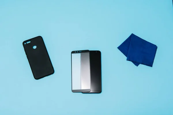 Smartphone mit gehärtetem Glas Schild, Film-Bildschirm-Abdeckung .protector Konzepte Ideen. blauer Hintergrund — Stockbild Smartphone mit gehärtetem Glas Schild, Film-Bildschirm-Abdeckung .protector Konzepte Ideen. blauer Hintergrund — Stockfoto