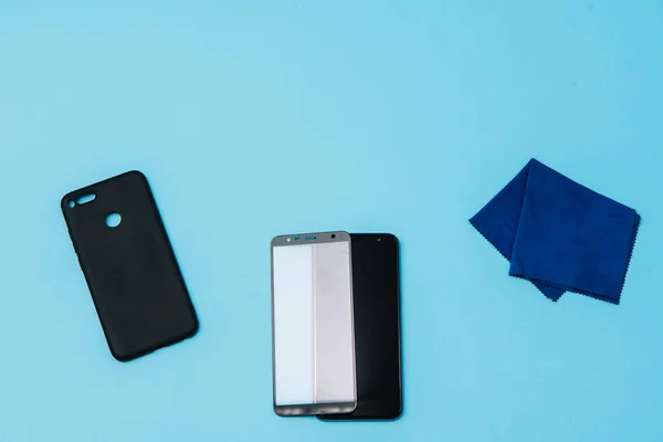 Teléfono inteligente con escudo de vidrio templado, pantalla de película cubierta .protector conceptos ideas. fondo azul — Foto de Stock