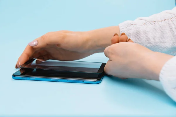 Smartphone con pantalla protege la cubierta de vidrio en las manos. fondo azul. mujer mano palo protector de vidrio templado o pantalla de película cubierta con teléfono móvil. conceptos protectores ideas — Foto de Stock