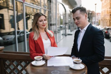 Toplantı için hazırlık. Yakın çekim ayakta dışında şehrin birbirimizi mutlu alt gülümseyen belgeleri holding sokak iki genç iş adamları göster