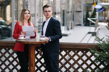 Toplantı için hazırlık. Yakın çekim ayakta dışında şehrin birbirimizi mutlu alt gülümseyen belgeleri holding sokak iki genç iş adamları göster