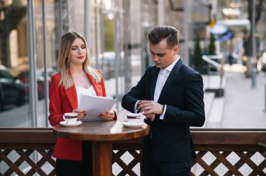 Toplantı için hazırlık. Yakın çekim ayakta dışında şehrin birbirimizi mutlu alt gülümseyen belgeleri holding sokak iki genç iş adamları göster