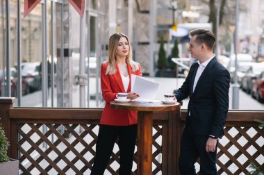 Toplantı için hazırlık. Yakın çekim ayakta dışında şehrin birbirimizi mutlu alt gülümseyen belgeleri holding sokak iki genç iş adamları göster