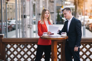 Toplantı için hazırlık. Yakın çekim ayakta dışında şehrin birbirimizi mutlu alt gülümseyen belgeleri holding sokak iki genç iş adamları göster