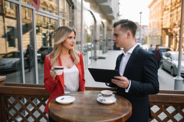 Yönetici iş arkadaşları uzaktan iş kahve molası açık havada vardır. Başarılı iş adamları. Kahve molası konsepti
