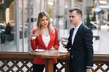 Toplantı için hazırlık. Yakın çekim ayakta dışında şehrin birbirimizi mutlu alt gülümseyen belgeleri holding sokak iki genç iş adamları göster