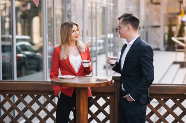 Toplantı için hazırlık. Yakın çekim ayakta dışında şehrin birbirimizi mutlu alt gülümseyen belgeleri holding sokak iki genç iş adamları göster