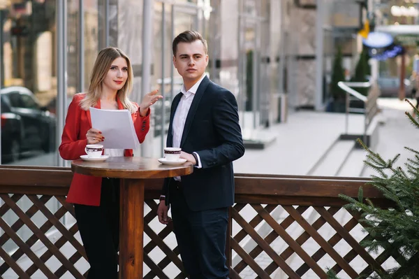 Toplantı için hazırlık. Yakın çekim ayakta dışında şehrin birbirimizi mutlu alt gülümseyen belgeleri holding sokak iki genç iş adamları göster