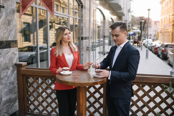 Pareja joven de profesionales charlando durante un descanso para tomar un café — Foto de Stock