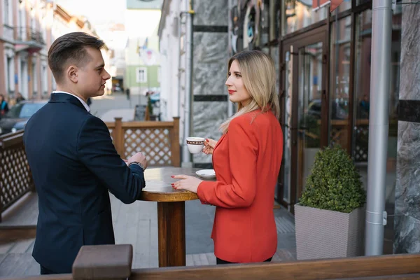 Compañeros ejecutivos trabajando a distancia con la tableta en el descanso de café al aire libre. Empresarios exitosos usando dispositivos digitales y sosteniendo café para llevar. Concepto de descanso café — Foto de Stock