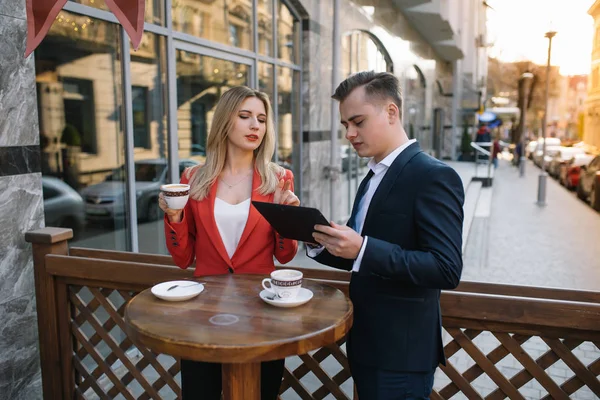 Hombre de negocios guapo y seguro que usa computadora portátil y tecnología Gadget Smartphone al aire libre Discusión con un hermoso socio de negocios .New Modern Business People Lifestyle . — Foto de Stock