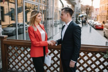 İşadamı yeni partneriyle el sıkıştı