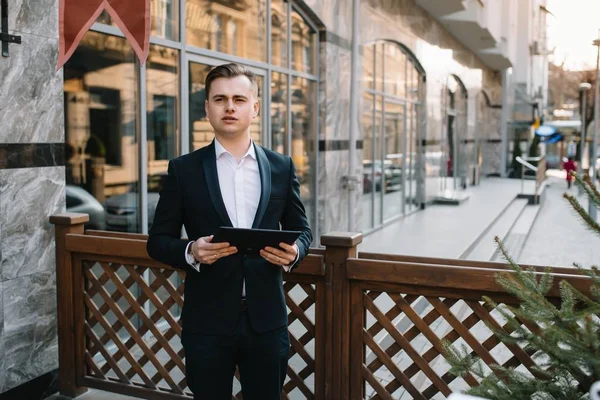Giovane uomo d'affari con tablet vicino di edificio moderno . — Foto Stock