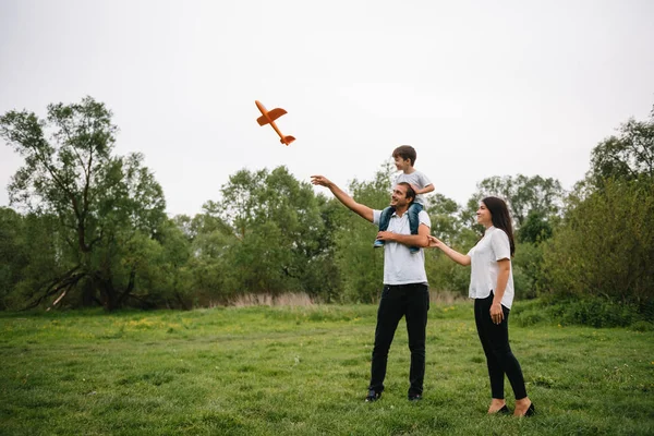 Πατέρας Μητέρα Και Γιος Παίζουν Παιχνίδι Αεροπλάνο Στο Πάρκο Φιλική — Φωτογραφία Αρχείου
