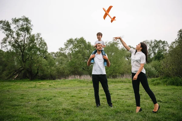 Πατέρας Μητέρα Και Γιος Παίζουν Παιχνίδι Αεροπλάνο Στο Πάρκο Φιλική — Φωτογραφία Αρχείου