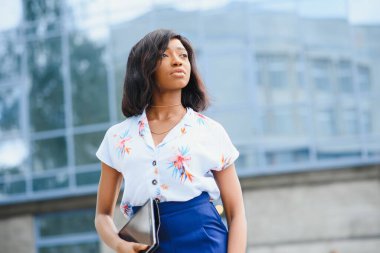 Ofisindeki afro-amerikan iş kadını.