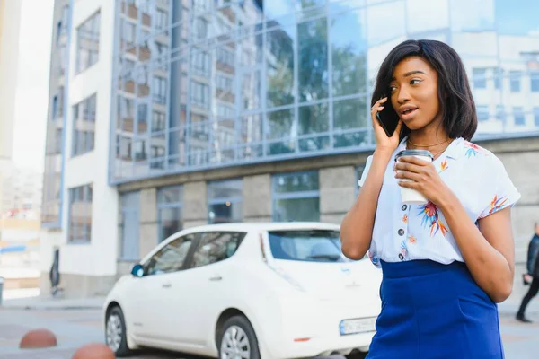 Schöne Afroamerikanerin Die Mit Handy Und Kaffee Der Hand Auf — Stockfoto