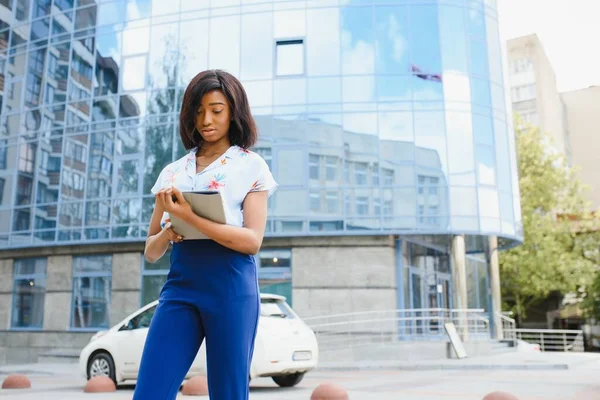 Schöne Schwarze Frau Mit Tablet Computer Städtischen Hintergrund Erfolgreiches Frauenkonzept — Stockfoto