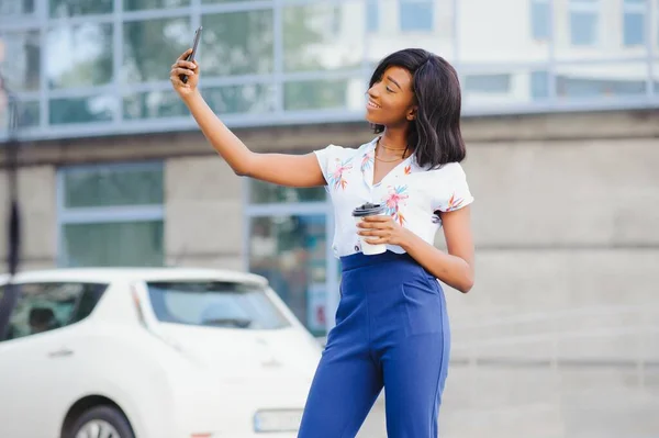Gut Aussehende Afrikanerin Posiert Vor Handy Kamera Macht Selfie Oder — Stockfoto