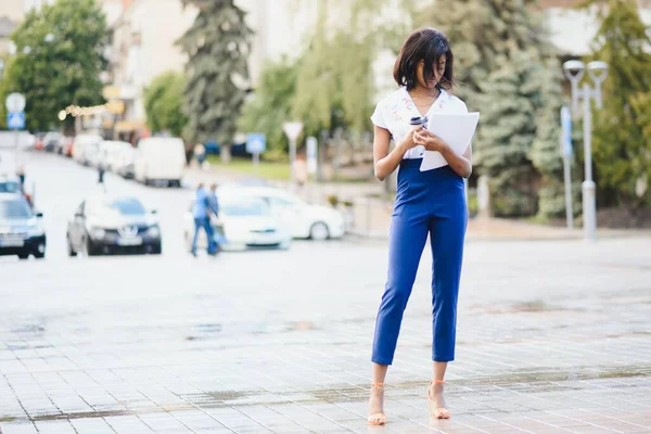 Mujer Negra Negocios Sosteniendo Una Taza Café Archivos — Foto de Stock