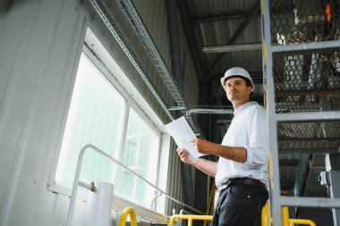Fabrikadaki mutlu erkek endüstriyel teknisyen