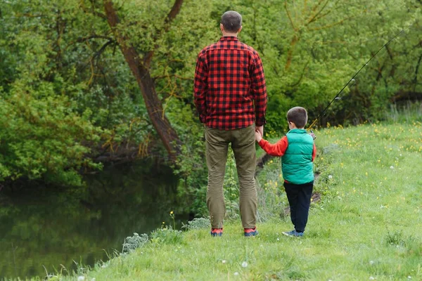 Sidovy Över Stilig Far Och Hans Lille Son Ler När — Stockfoto