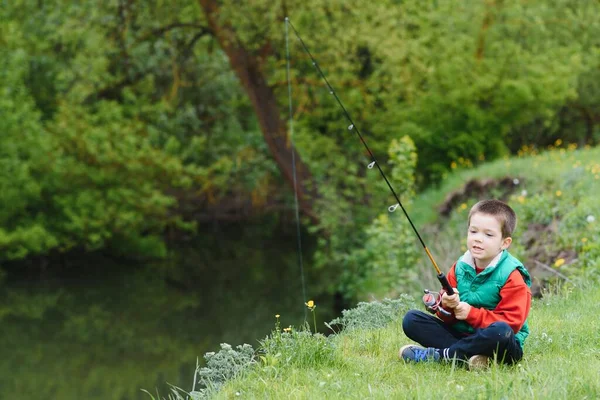 Foto Piccolo Ragazzo Pesca — Foto Stock