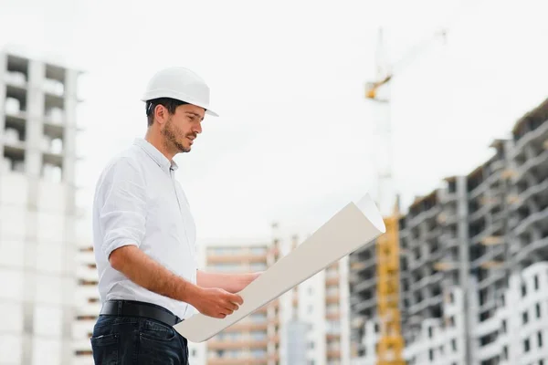 Ingeniero Constructor Con Chaleco Seguridad Con Plano Sitio Construcción — Foto de Stock