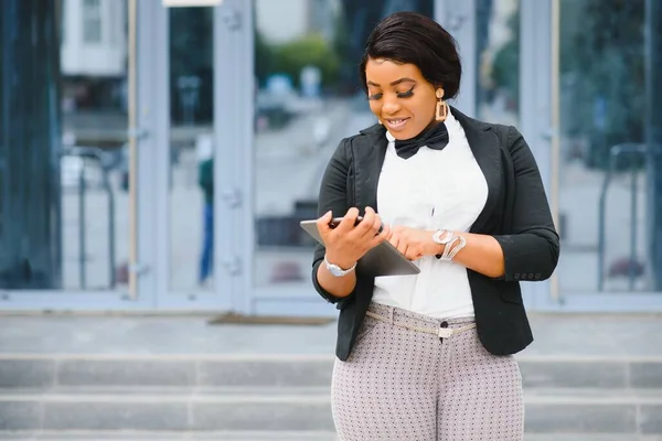 Gelukkig Succesvol Professioneel Poseren Buurt Van Kantoorgebouw Jonge Afro Amerikaanse — Stockfoto