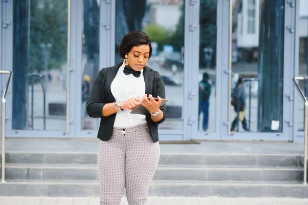 Aantrekkelijk Afrikaans Amerikaans Zakenvrouw Werken Tablet Computer — Stockfoto