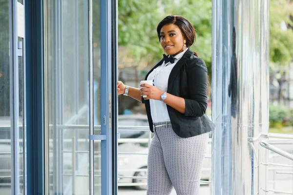 Attractive Smiling African Business Woman Standing Outdoors City Holding Takeaway — Stock Photo, Image