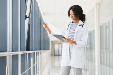 Gülümseyen bir hemşire portresi.