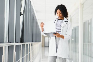 Modern ofisteki güzel Afro-Amerikan kadın stajyerin portresi.