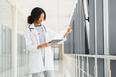 Modern ofisteki güzel Afro-Amerikan kadın çocuk hemşiresi.